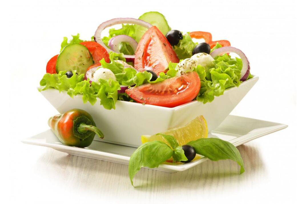 An Gemüsetagen einer chemischen Diät können Sie köstliche Salate zubereiten