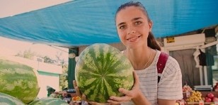kaufe eine Wassermelone