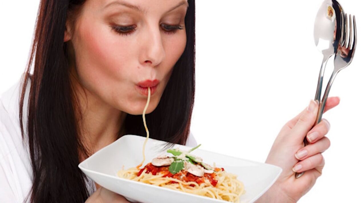 Frau isst Spaghetti zur Gewichtsreduktion am Bauch