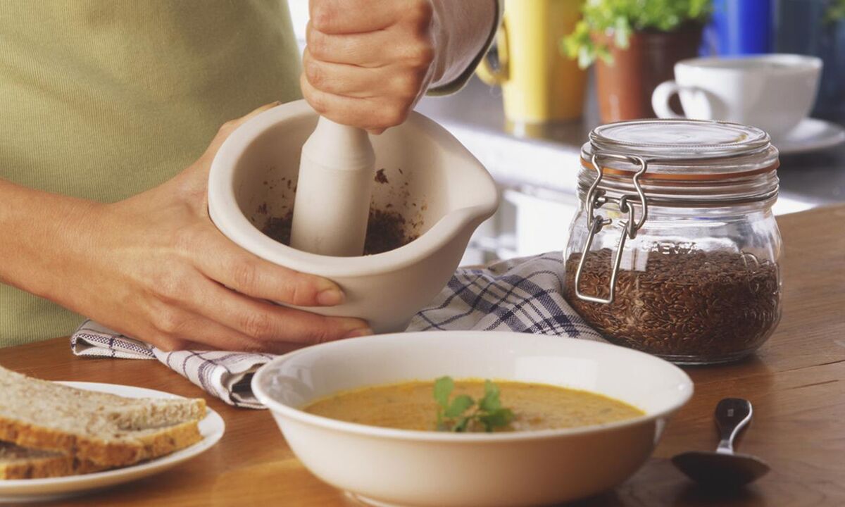 Für eine gute Darmfunktion Leinsamen in die Suppe geben